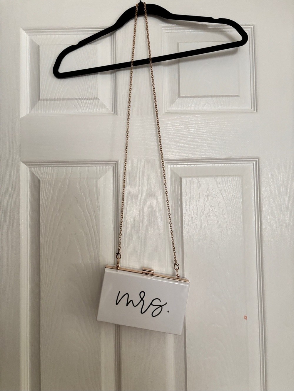 Mrs. gold chain crossbody